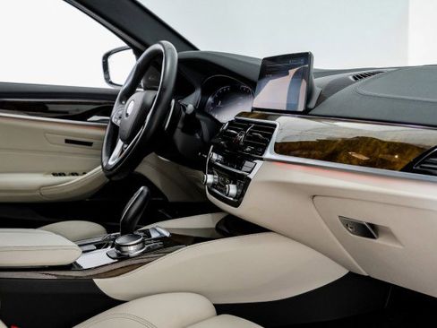 Used 2020 BMW 530i xDrive w/ Premium Package image 27