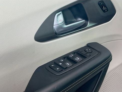 Used 2024 Chrysler Pacifica Touring-L image 15