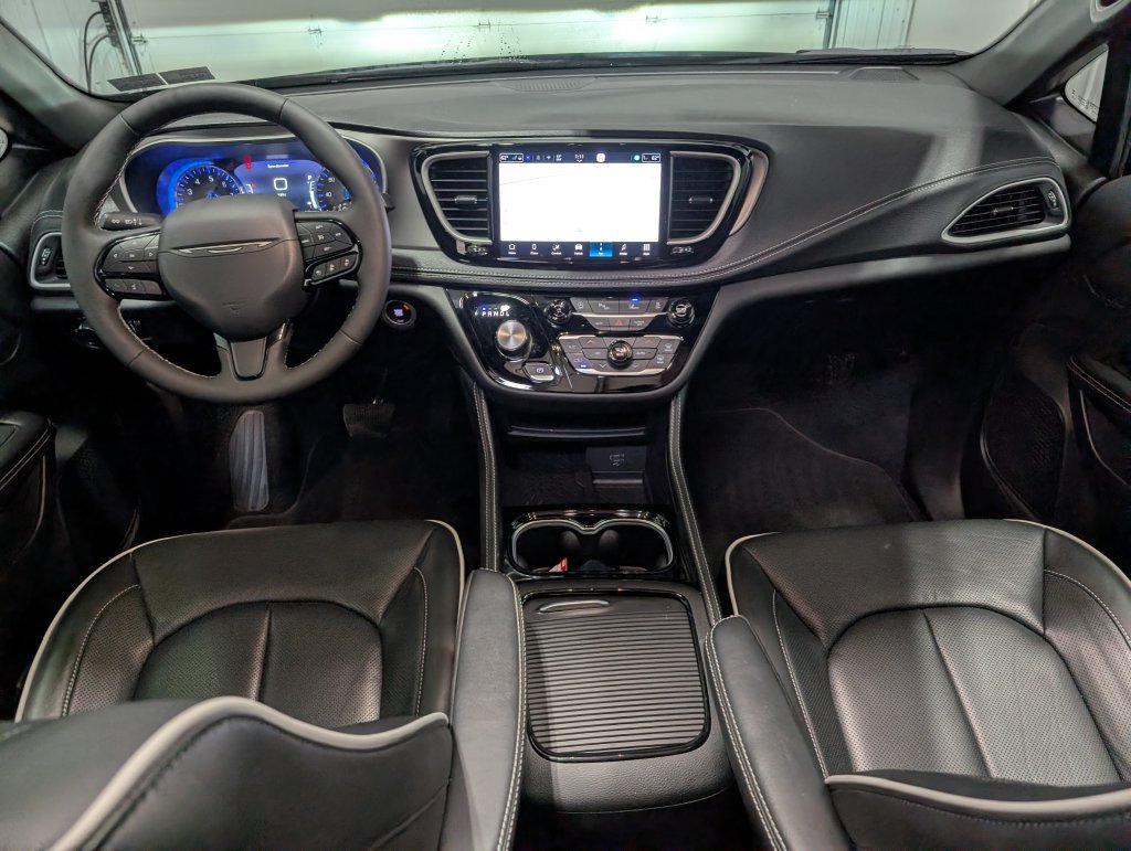 Used 2027 Chrysler Pacifica Limited FWD image 12