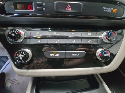 Used 2017 Kia Sedona LX w/ LX Essentials Premium Package FWD image 17
