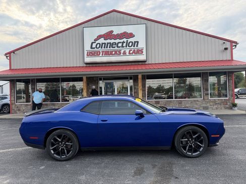 Used 2019 Dodge Challenger SXT w/ Blacktop Package RWD image 3