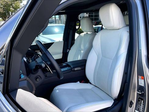 Used 2024 Lexus LX 600 4WD w/ Luxury Package image 8