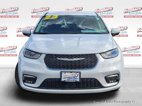 Used 2023 Chrysler Pacifica Touring-L FWD image 3