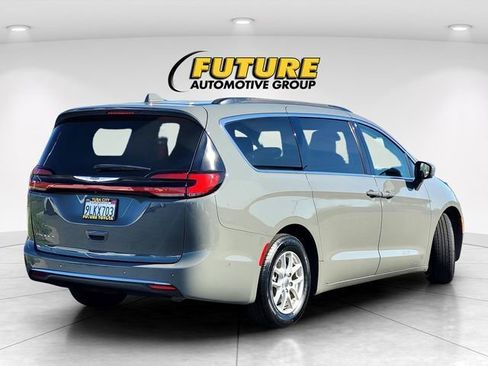 Used 2022 Chrysler Pacifica Touring-L w/ Uconnect Theater Family Group image 5