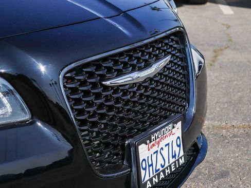 Used 2018 Chrysler 300 Touring w/ Sport Appearance Package image 5