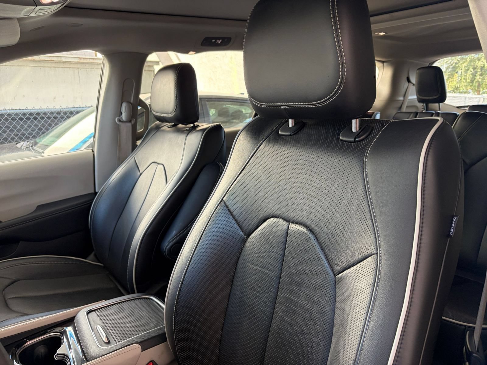Used 2023 Chrysler Pacifica Limited FWD image 39