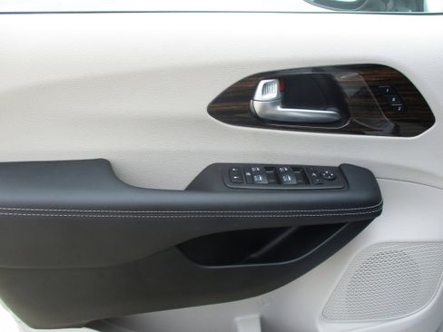 Used 2024 Chrysler Pacifica Limited FWD image 36