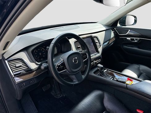 Used 2018 Volvo XC90 T6 Momentum w/ Momentum Plus Package image 10