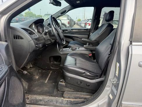 Used 2015 Chrysler Town & Country S FWD image 15
