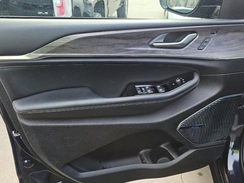 Used 2023 Jeep Grand Cherokee Overland w/ Advanced Protech Group III image 9