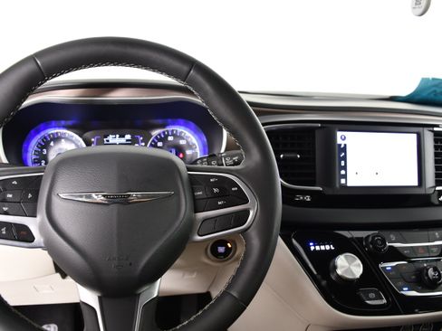 Used 2023 Chrysler Voyager LX FWD image 16
