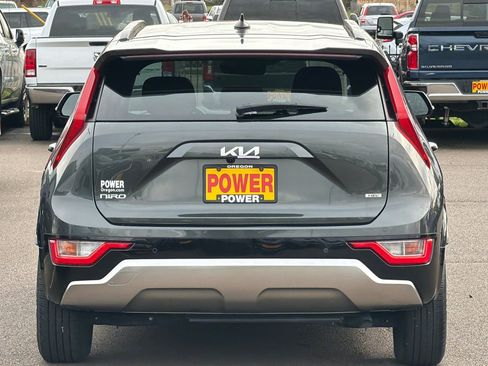 Used 2023 Kia Niro SX image 5