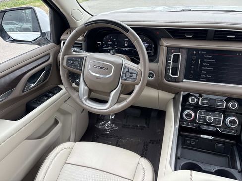 Used 2023 GMC Yukon XL Denali w/ Advanced Technology Package image 25
