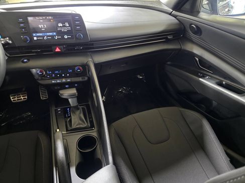 Certified 2025 Hyundai Elantra Sport FWD image 17