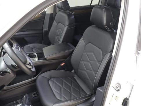 Used 2025 Volkswagen Atlas SE AWD/4WD image 13