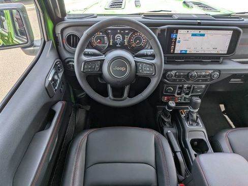 Used 2025 Jeep Gladiator Rubicon w/ Convenience Group AWD/4WD image 15