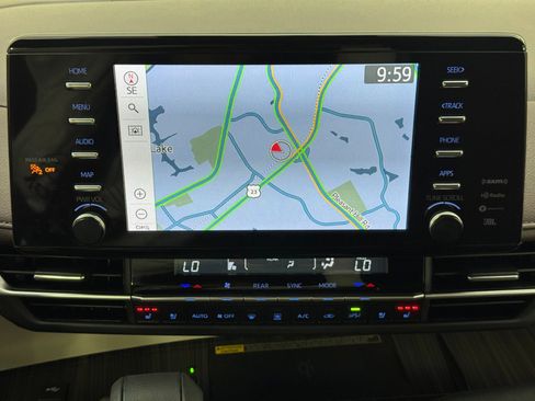 Used 2024 Toyota Sienna Platinum image 27