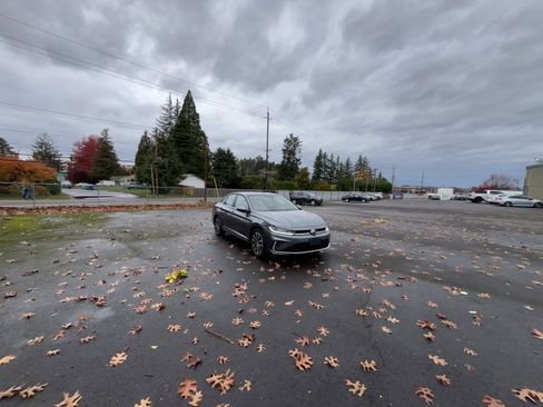 Used 2025 Volkswagen Jetta SE image 12