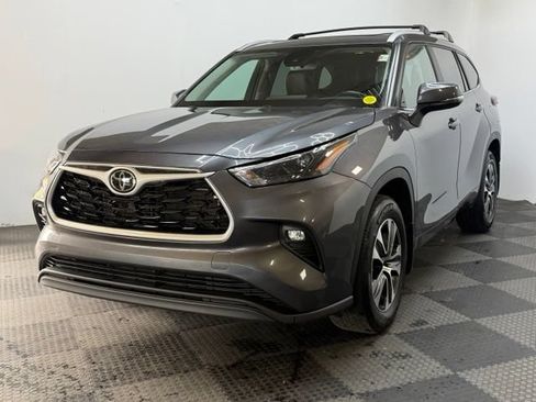 Used 2023 Toyota Highlander XLE AWD/4WD image 6