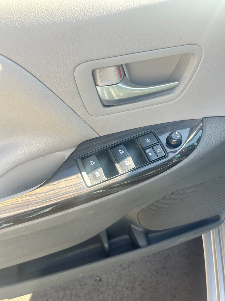 Used 2015 Toyota Sienna XLE Premium FWD image 5