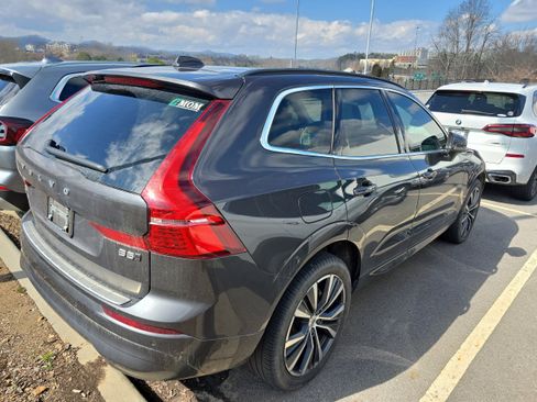 Used 2022 Volvo XC60 B5 Momentum w/ Advanced Package image 2