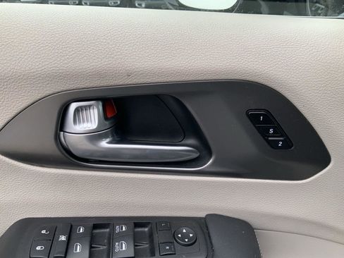 Used 2024 Chrysler Pacifica Touring-L image 19