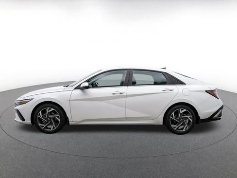 Used 2025 Hyundai Elantra SEL FWD image 4