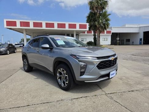 Used 2025 Chevrolet Trax LT FWD image 20