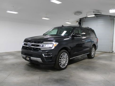 Used 2024 Ford Expedition Limited image 4