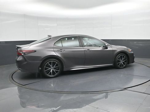 Used 2024 Toyota Camry SE image 3