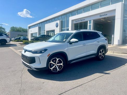 New 2026 Volkswagen Tiguan SE FWD image 1