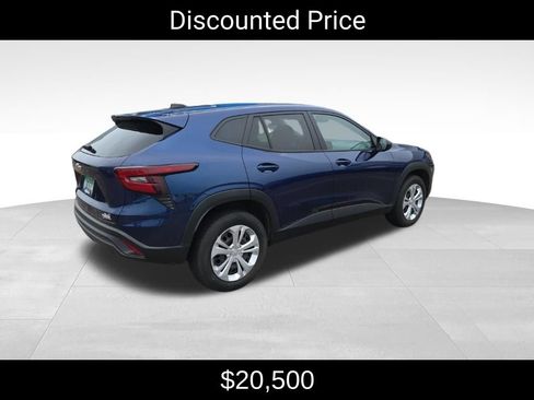 Used 2024 Chevrolet Trax LS w/ Driver Confidence Package FWD image 3