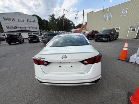 Used 2025 Nissan Altima 2.5 SV FWD image 4