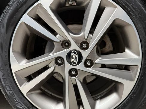Used 2017 Hyundai Elantra Limited w/ Limited Ultimate Package 09 FWD image 10