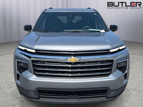 Used 2025 Chevrolet Traverse LT FWD image 9