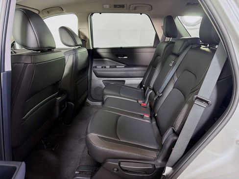 Used 2025 Nissan Pathfinder SL AWD/4WD image 5