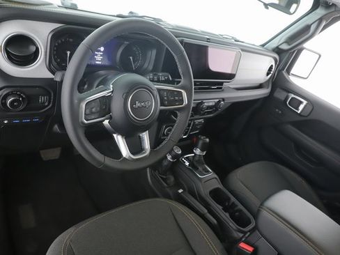 Used 2025 Jeep Wrangler Unlimited Sahara image 13