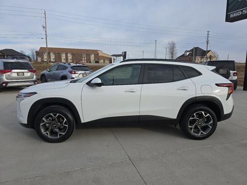 Used 2024 Chevrolet Trax LT image 2