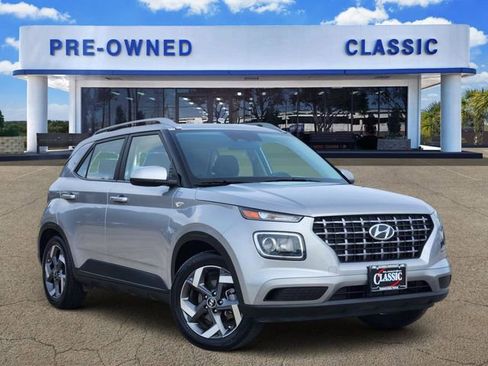 Used 2025 Hyundai Venue SEL FWD image 1