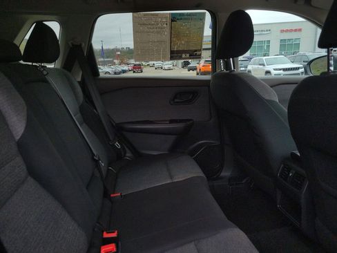 Used 2022 Nissan Rogue S image 35