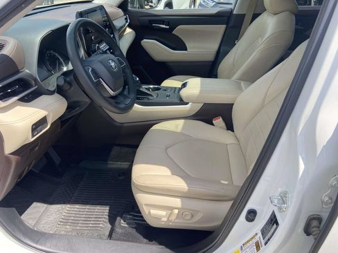 Used 2022 Toyota Highlander XLE FWD image 19