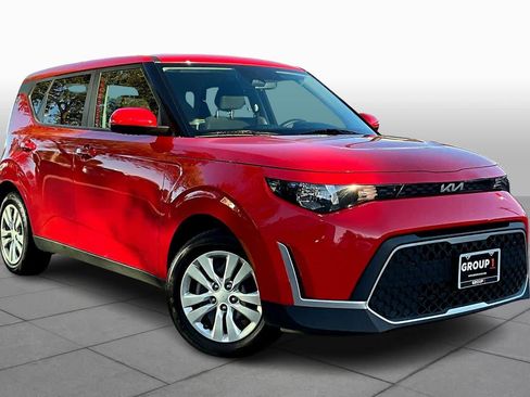 Used 2023 Kia Soul LX image 2