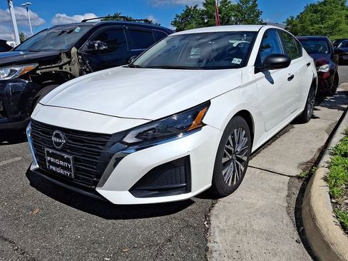 Used 2024 Nissan Altima 2.5 SV FWD image 2