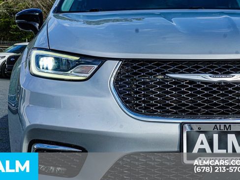 Used 2024 Chrysler Pacifica Touring-L FWD image 11