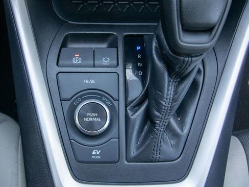 Used 2022 Toyota RAV4 XLE AWD/4WD image 24
