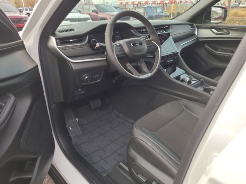 New 2025 Jeep Grand Cherokee Altitude image 10