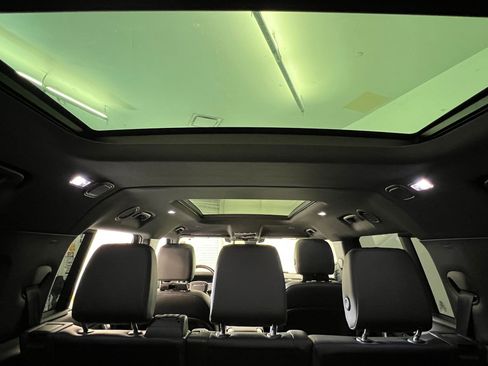 Used 2024 Land Rover Defender 130 X-Dynamic SE image 35