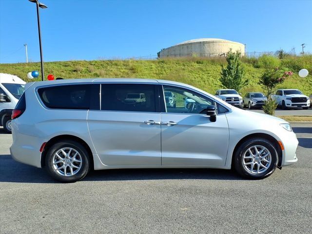 Used 2024 Chrysler Pacifica Touring-L FWD image 5