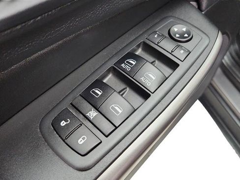 Used 2019 Jeep Cherokee Limited image 27