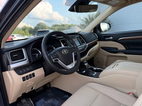 Used 2019 Toyota Highlander Limited Platinum FWD image 13